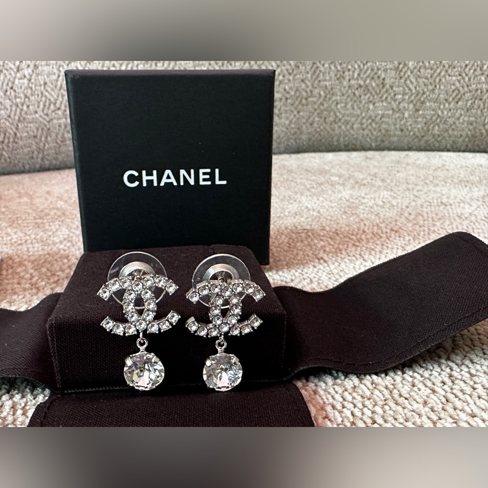 CHANEL
Like New 20B Crystal CC Logo Dangle Earrings